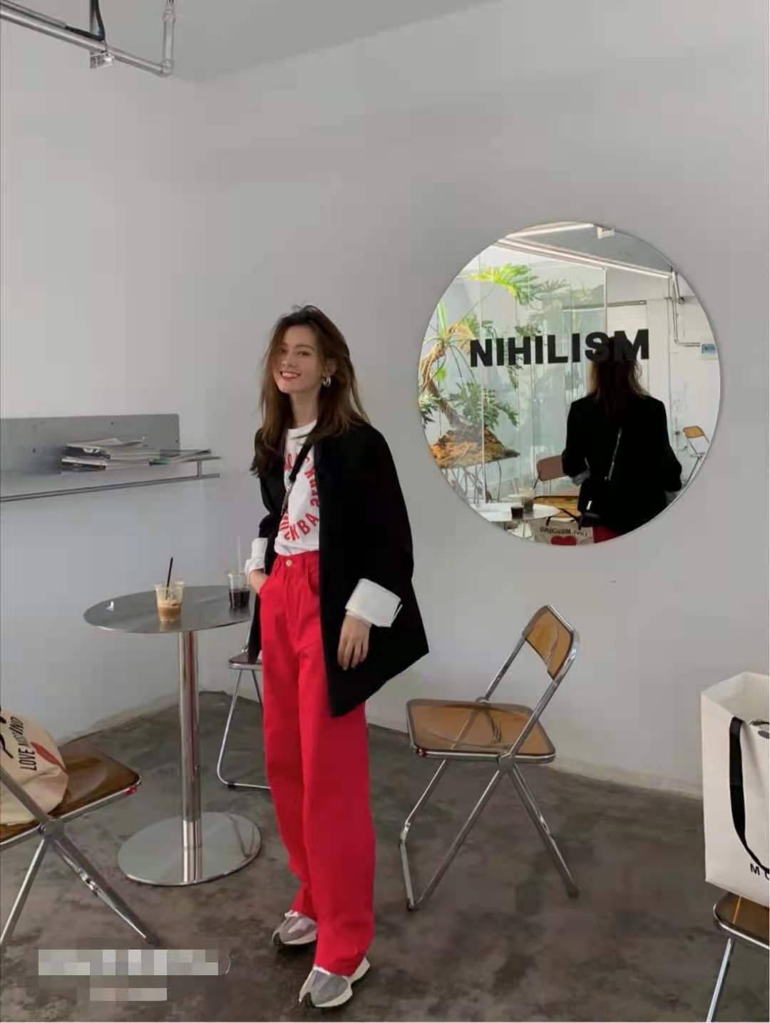 红色民族风上衣搭配什么裤子,咖啡色裤子配红色上衣好看吗