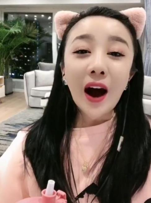 从放羊娃到年收入千万,阿宝“装疯卖傻”背后的故事