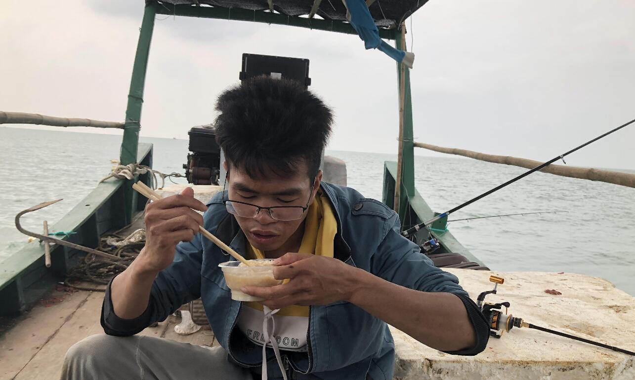 初次出海钓鱼的视频,钓鱼人第一次出海钓鱼