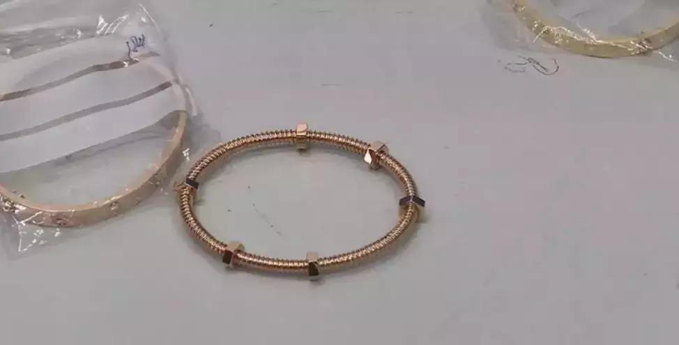 纪梵希卡地亚香奈儿,房间里堆满了衣服