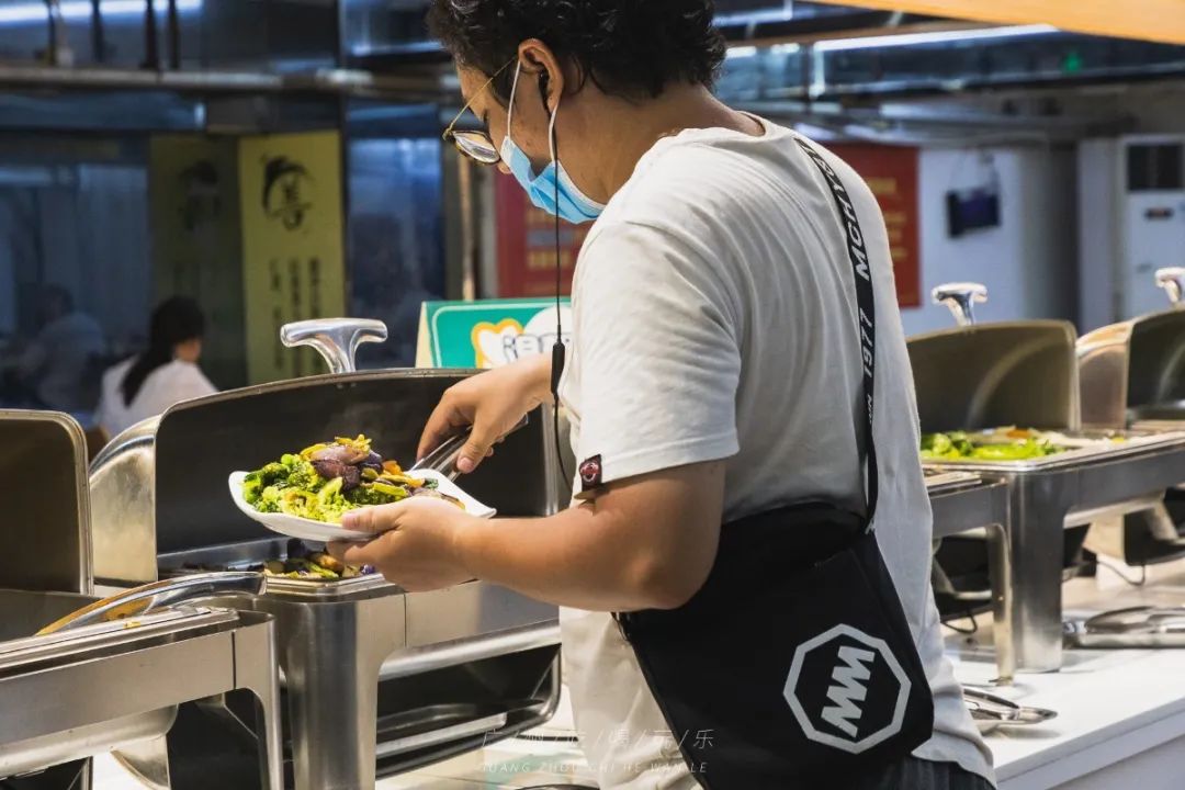 天平架素食自助餐,15元吃素食自助餐
