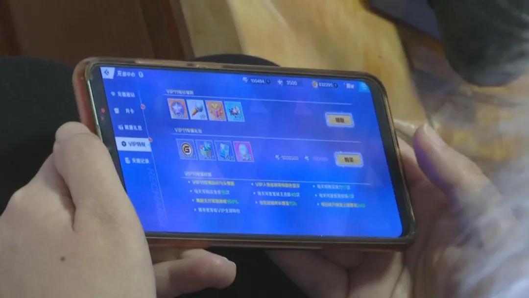 13岁的“熊孩子”玩游戏大量充值惊呆记者
