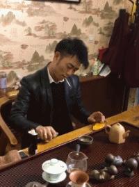 每日一笑：表姐未婚夫被她经理的未婚妻抢走了，表姐找到她经理说