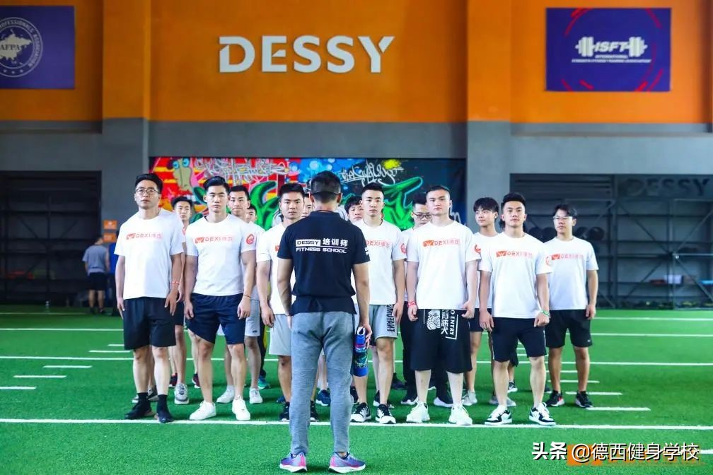 燃爆体能赛现场的，除了爆燃的体能咖，还有德西这支神秘的队伍