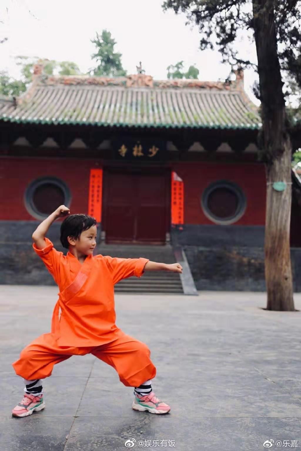 明星育儿经：乐嘉送灵儿去少林寺，张亮说不能直接亲吻女儿