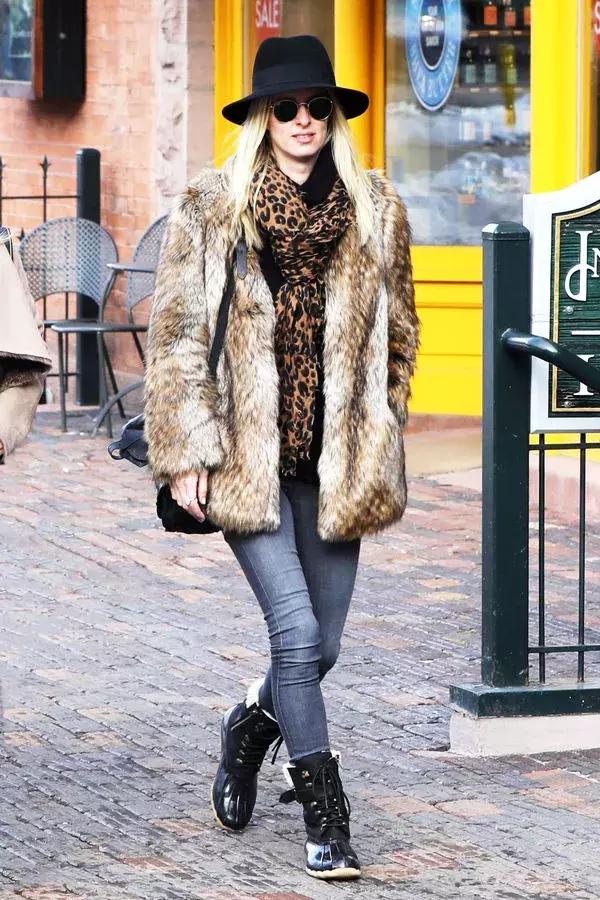 帽子围巾一体的戴起来很暖和,帽子围巾好时髦