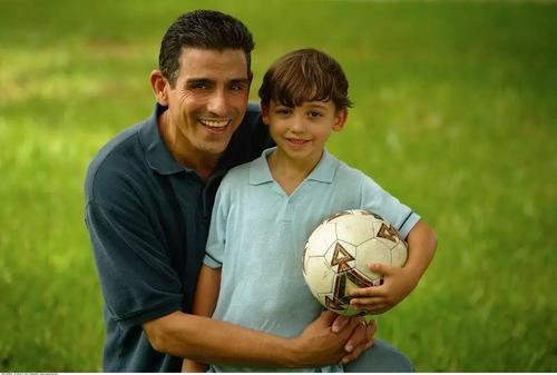 宝爸带娃，致宝妈毕业证被涂画，该吊打宝爸，还是父子跪搓衣板？