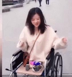 她3岁惨遭父母抛弃,无腿女孩截肢后被父母狠心遗弃