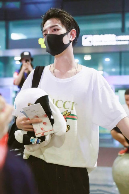 肖战新造型穿益字白T,手绘漫画传递正能量,总算复出有望了