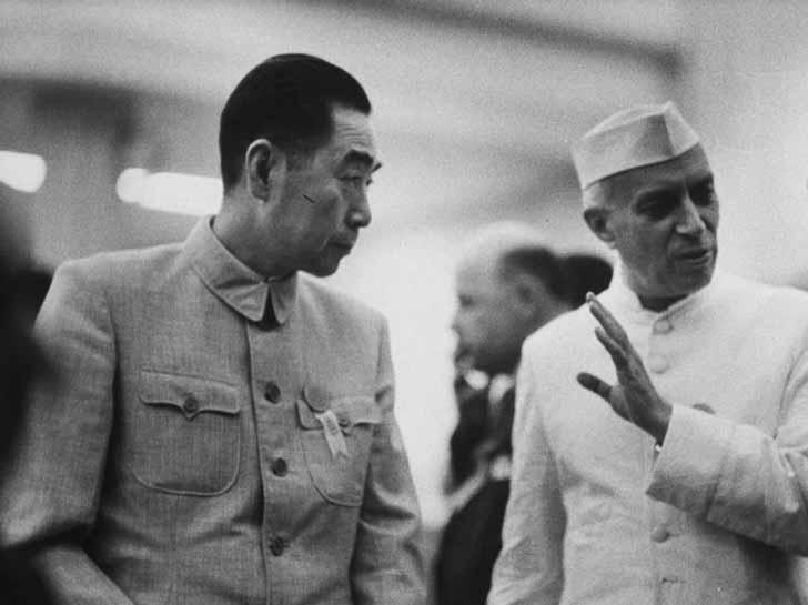 美国记者与周恩来握手，故意掏手帕不停擦手，周总理一招轻松反击