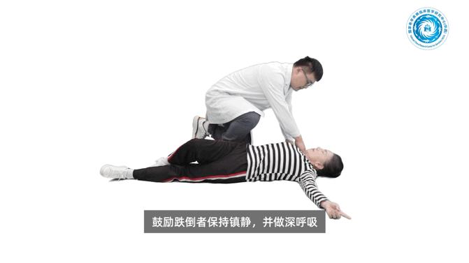 老年人摔倒路人怎么扶,老年人跌倒如何扶