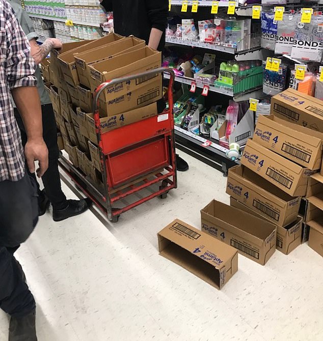 中国人去澳洲购买奶粉,澳洲代购抢奶粉事件