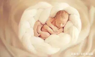 一抱就睡一放就醒是天生的吗,一抱就睡一放就醒怎么纠正