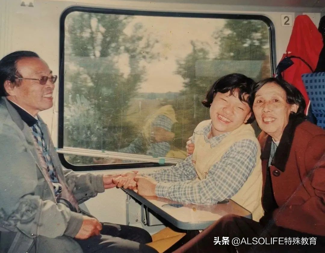 双盲6年，自闭症外孙女成为姥爷的“眼睛”