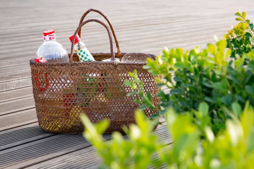 趁着午休两小时，他们在天台上组了个jió盆烤肉趴