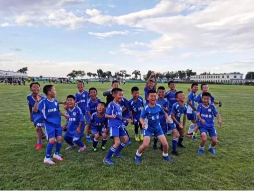 8岁小孩足球青训外国训练视频,足球萌娃小将