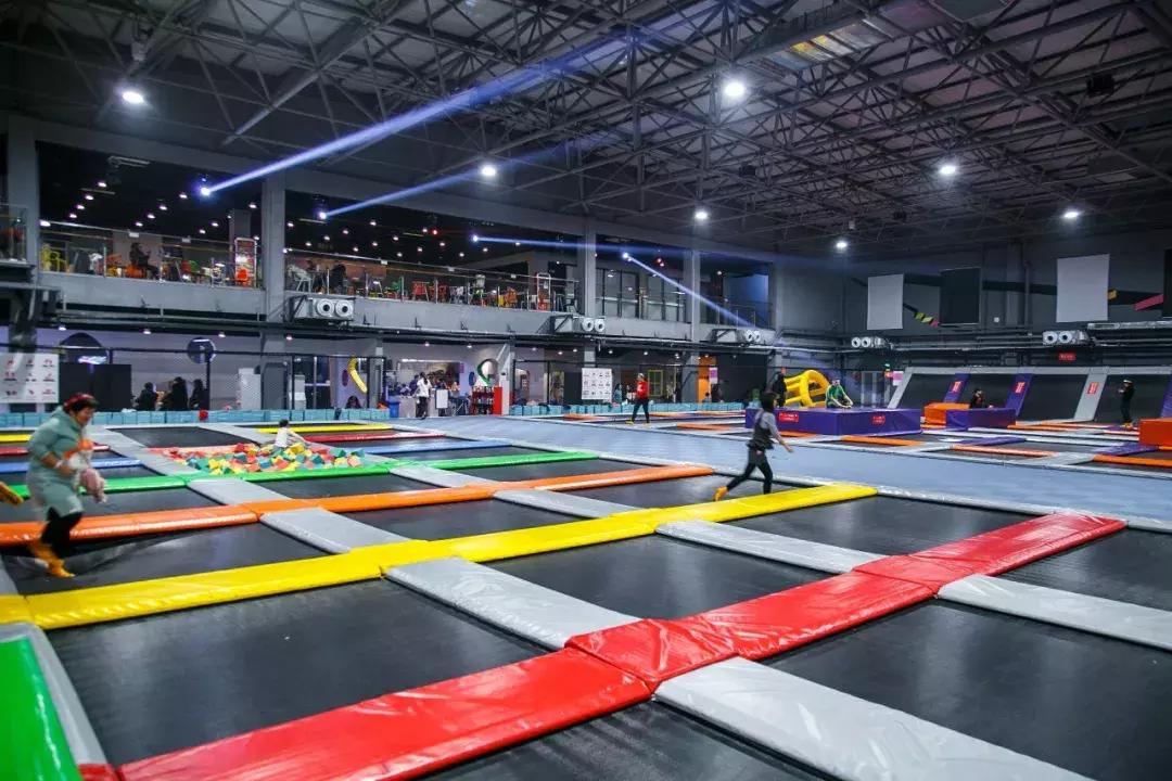 蹦床乐园闯关攀岩,蹦床馆嗨玩