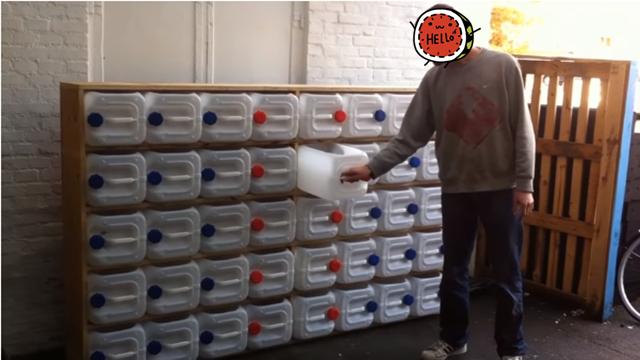 攒了40个塑料桶列成一摞，一格一格当储物柜用，没想到在小区火了