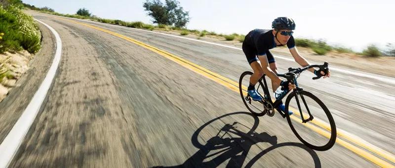 谁要说玩摩托危险,就给他看这个