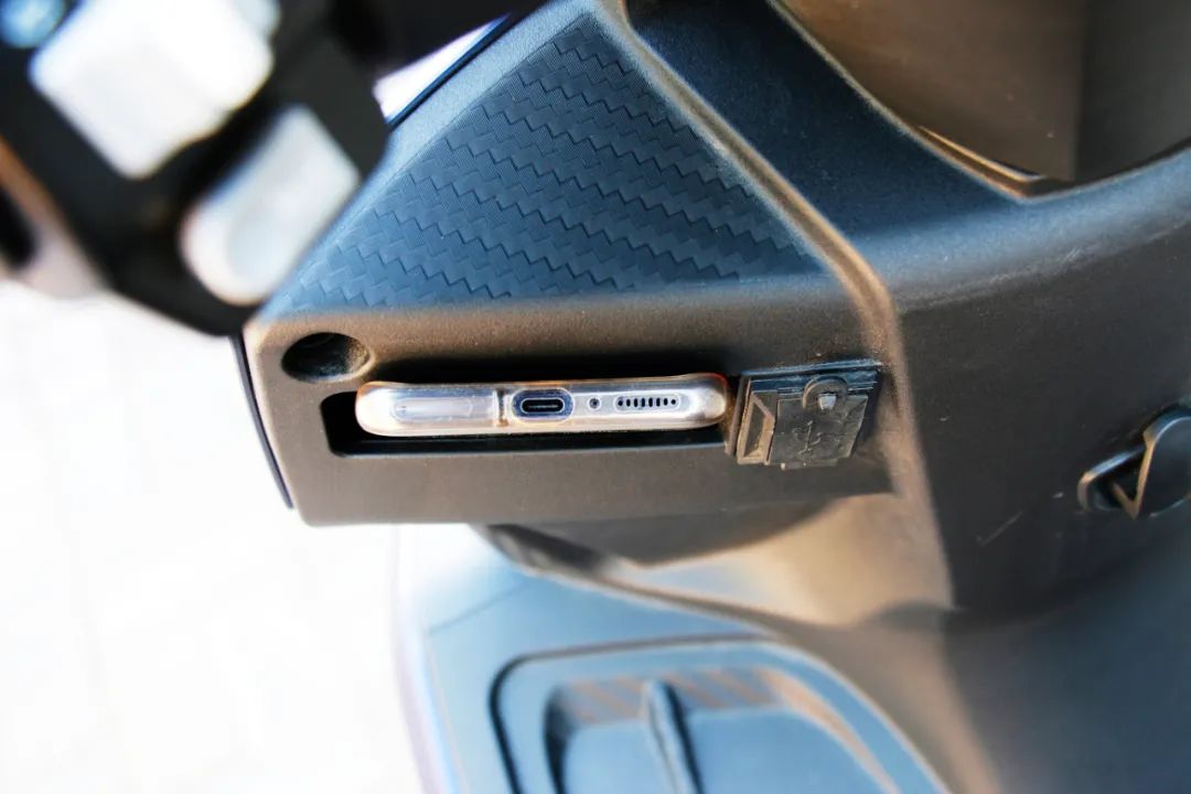 城市高颜值燃油踏板车,城市炫酷150踏板摩托车推荐