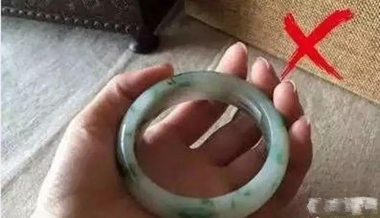 不小心打碎玉镯子24万什么连续剧,把戴了十几年的手镯打碎会不好吗