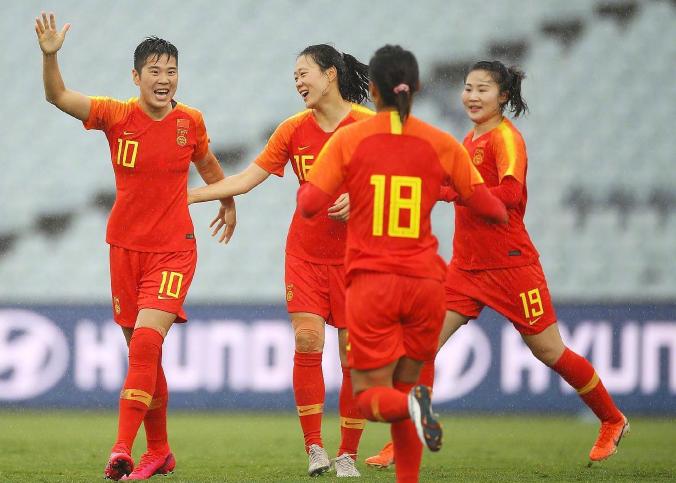 奥预赛感人一幕！泰球迷高举武汉加油横幅网友泪目：女足太棒了