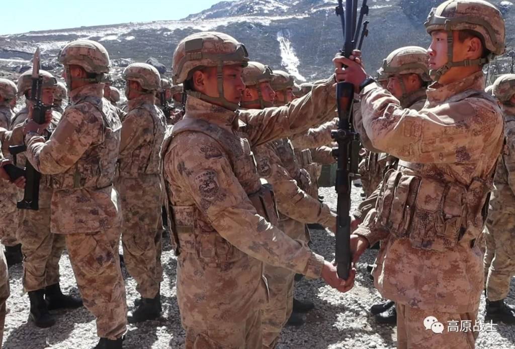 解放军新型迷彩单兵装备,从头到脚全副武装