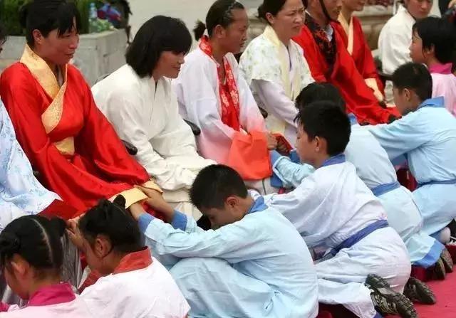 学校学生十跪父母流泪视频,学生跪拜父母哭了