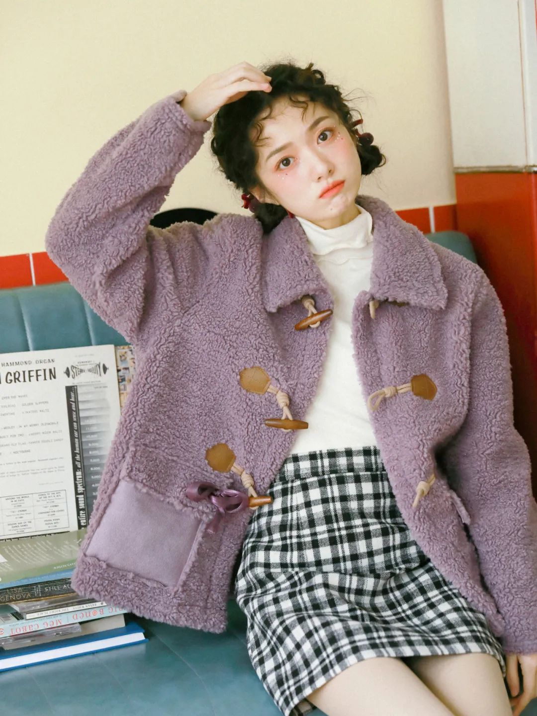 早春外套穿搭学生党甜酷,大衣卫衣短裙靴子