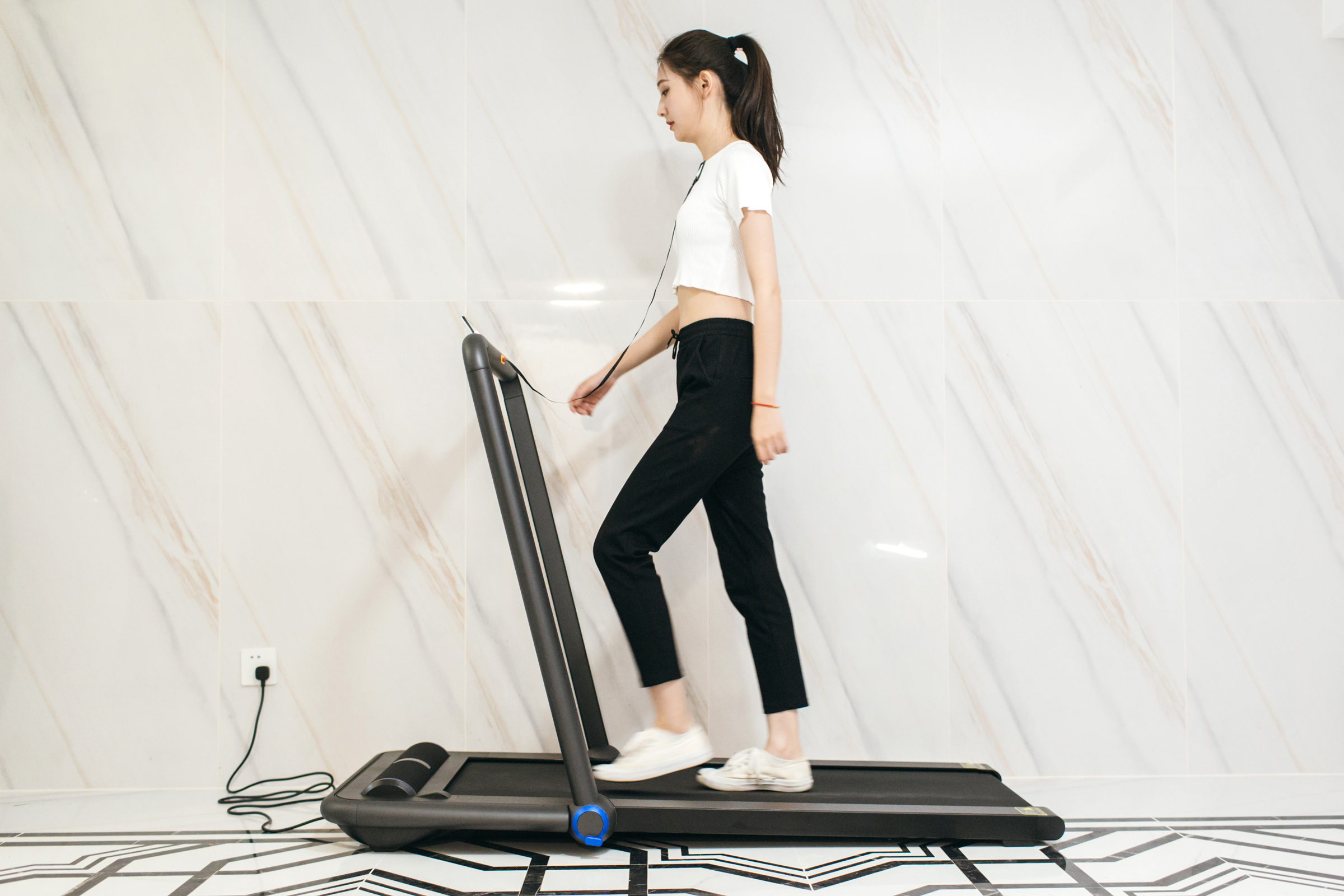 灏忛噾鏅鸿兘鎶樺彔璺戞鏈簁12pro,濂崇敓蹇箰鍚戝墠鍐茶窇姝ユ満