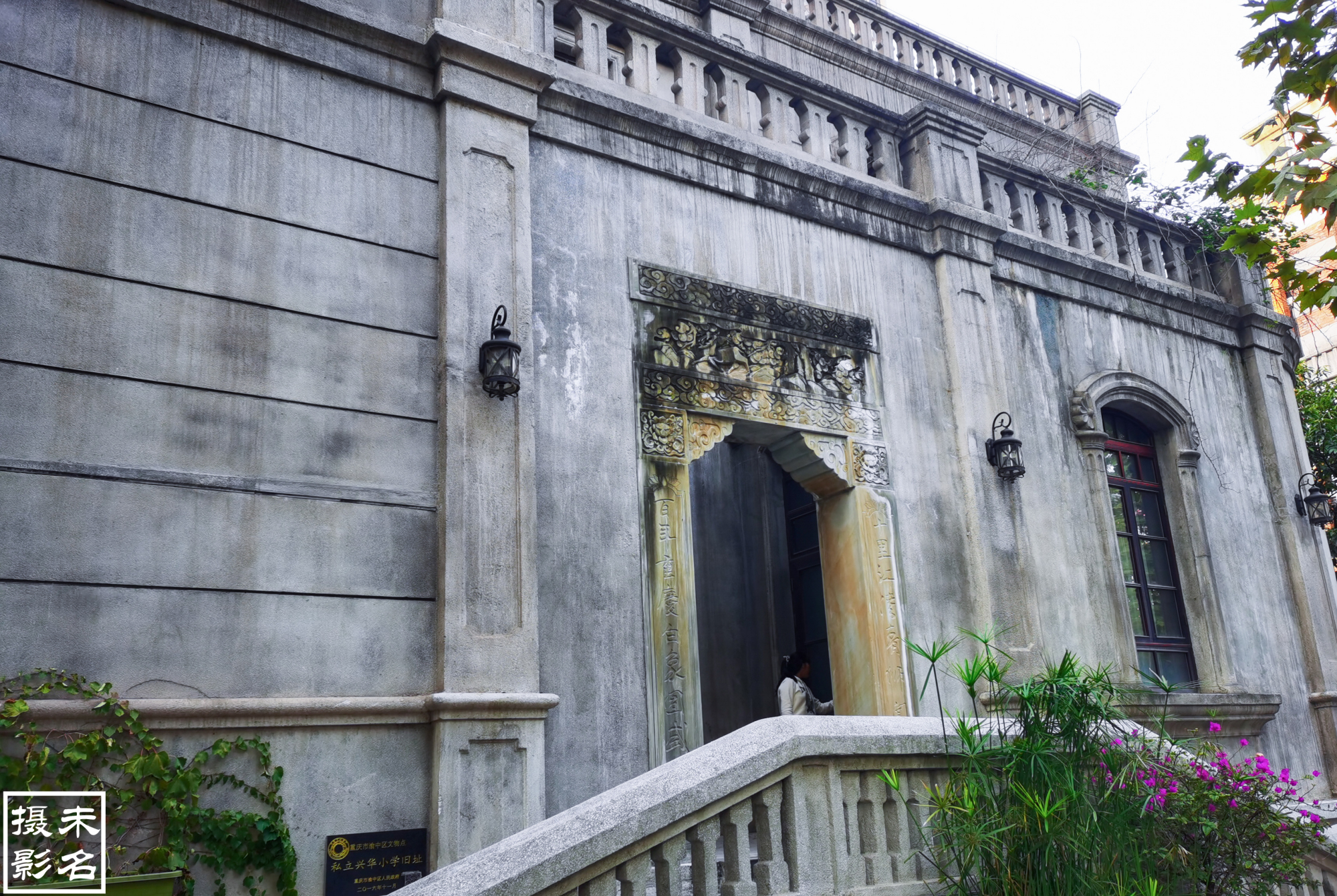 逛历史街区白象街，搭重庆最古老的电梯，游山城最繁华的美食夜市