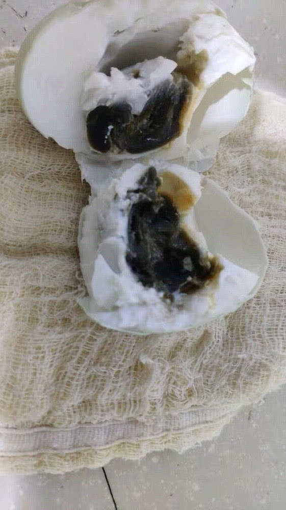 腌出来的臭鸡蛋苦能吃吗,腌臭的鸡蛋吃了好吗
