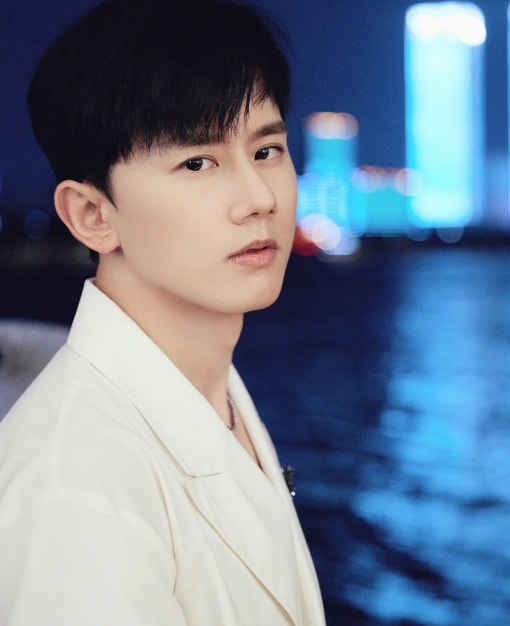 张杰演唱会受伤微博,张杰腰椎轻微骨裂