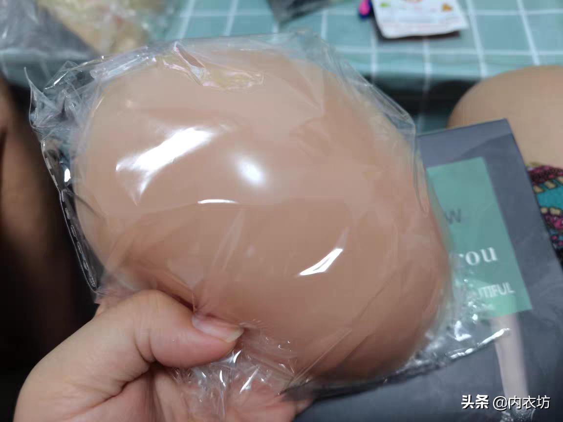 胸贴的隐形肩带只有两条怎么弄,胸贴的透明肩带怎么往上扣