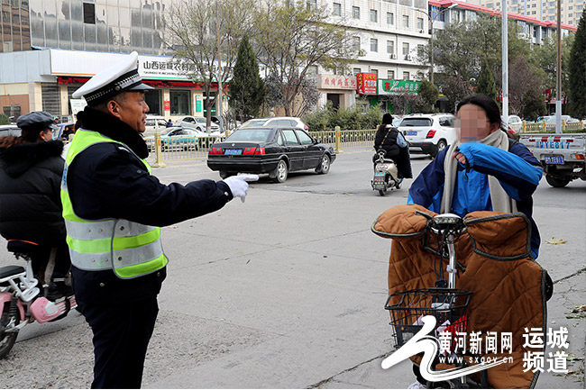 无惧狂风暴雨交警坚守路面护平安,交警不畏严寒