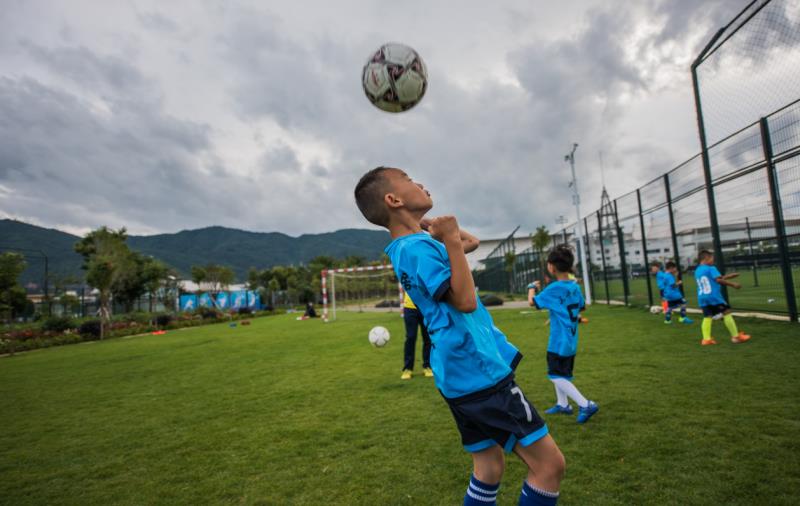 学习踢足球是终身受益的事这难道不是给孩子最好的礼物吗?