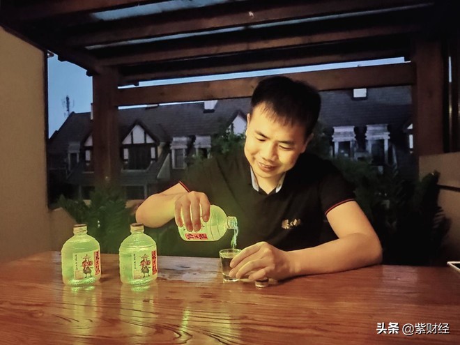 00后的小伙子卖衣服一年赚100万,2000年小伙卖衣服月入7百万