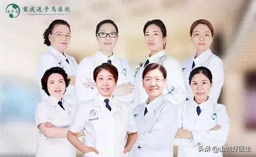 李斌教授在重庆送子鸟医院手术室外为不孕患者亲诊