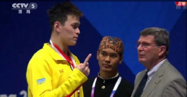 武磊拒绝签名,武磊拒绝在国旗上签名什么意思