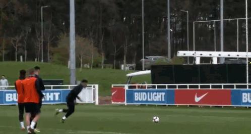 足球历史上比梅西还要强大的球员,足球天赋极高的球员