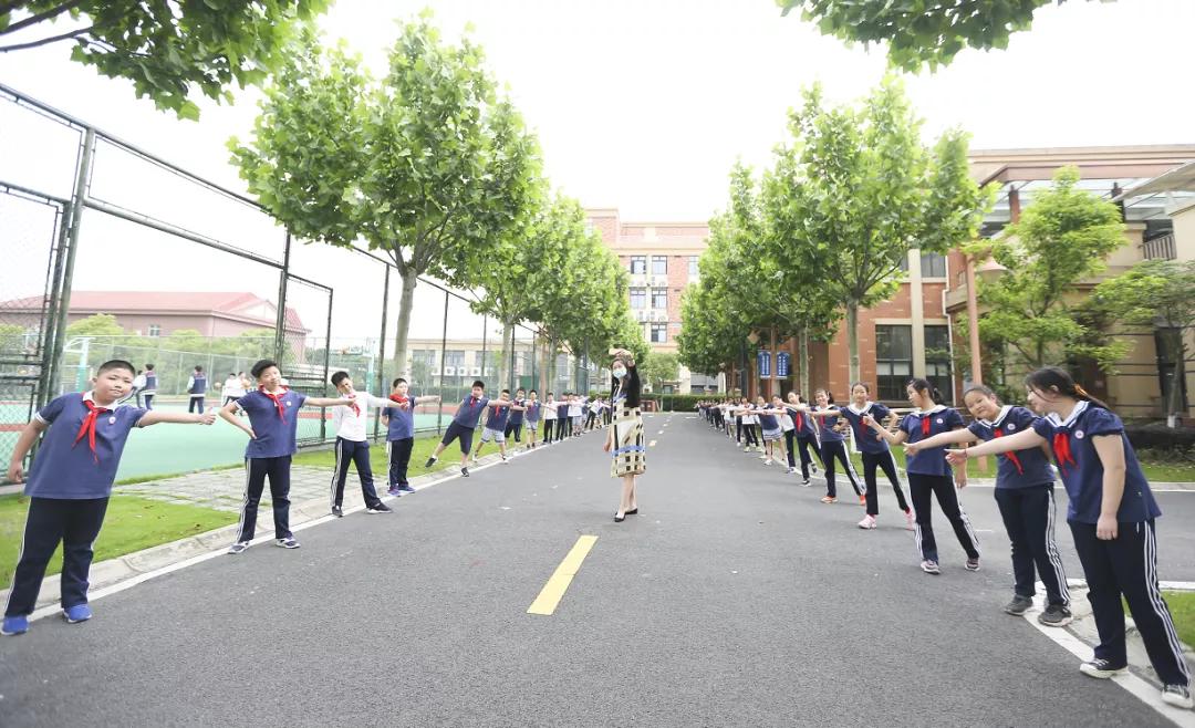 今天又有一批同学返校，来看师生们的自拍留念
