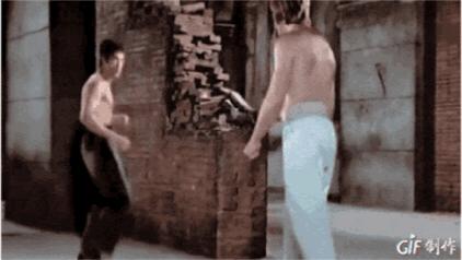 港媒实录|李小龙片场实战自卫：秒杀三名持械袭击者