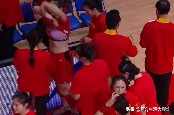 秀腹肌女足,女足名将滕巍露腹肌