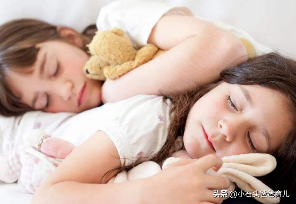 娃吓着了半夜惊醒大哭怎么处理,监控下宝宝做噩梦大哭惊醒