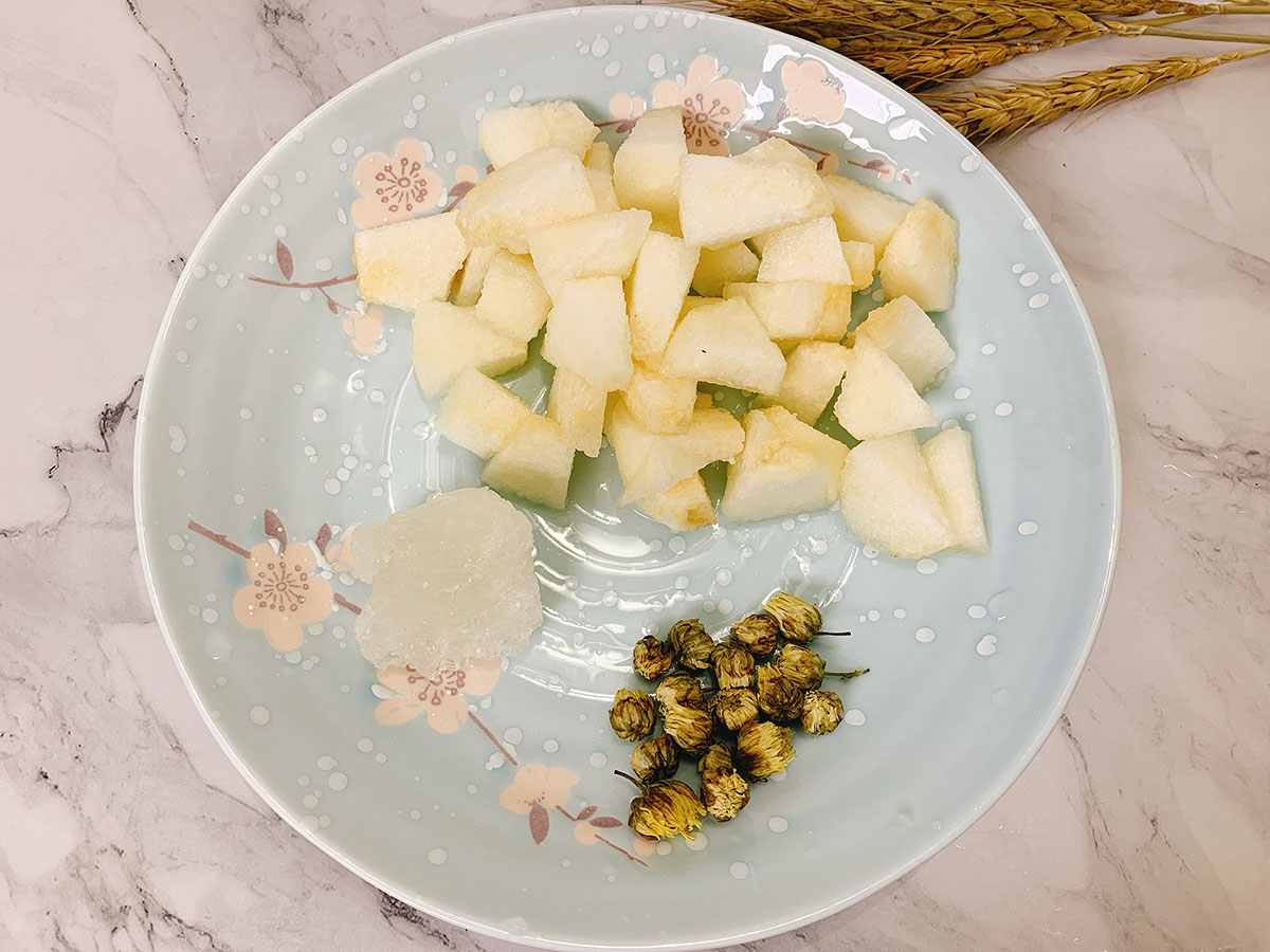 雪梨菊花水怎么煮降火,菊花雪梨冰糖饮怎么做好吃