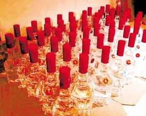 婚宴刚准备开饭宾客们全都离开,婚宴马上开席