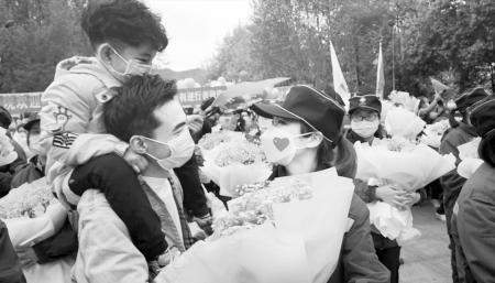 分别七年的有情人终成眷属,分开57年的夫妻相聚完整版