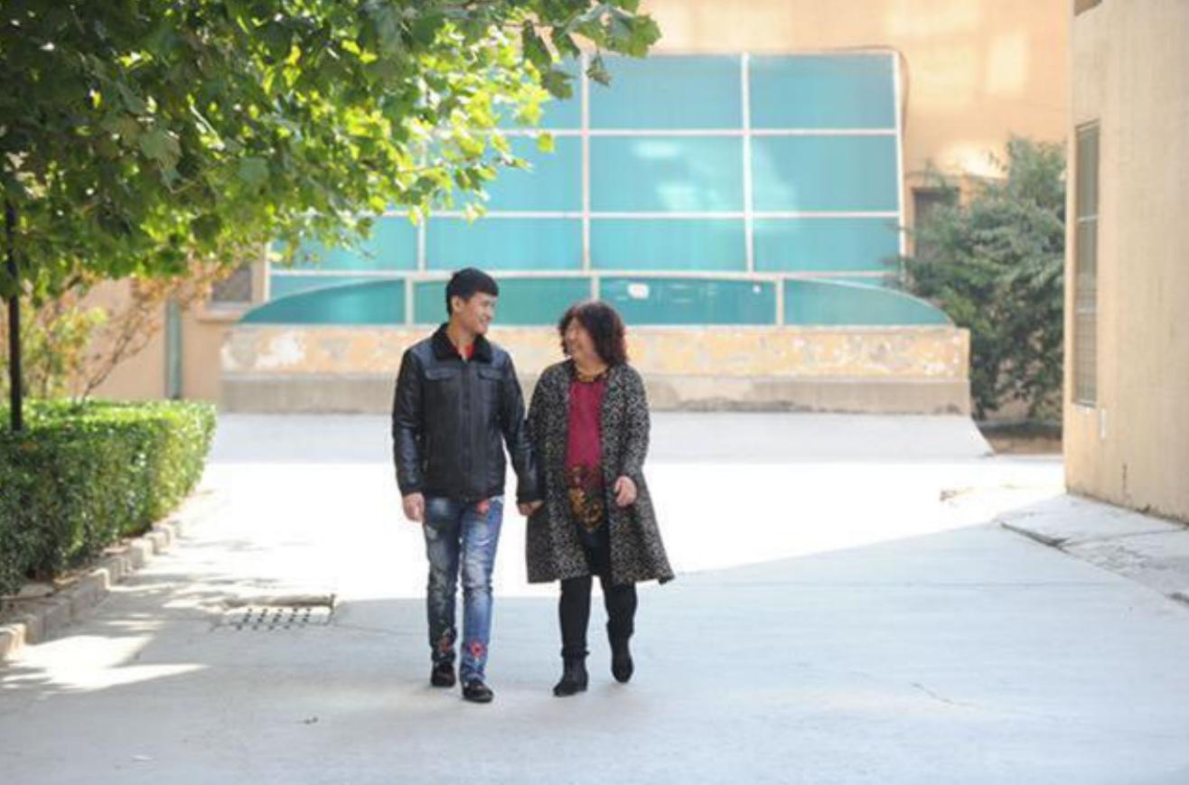 相差37岁的“奶孙恋”，原以为会“翻车”，看过婚纱照后变成祝福