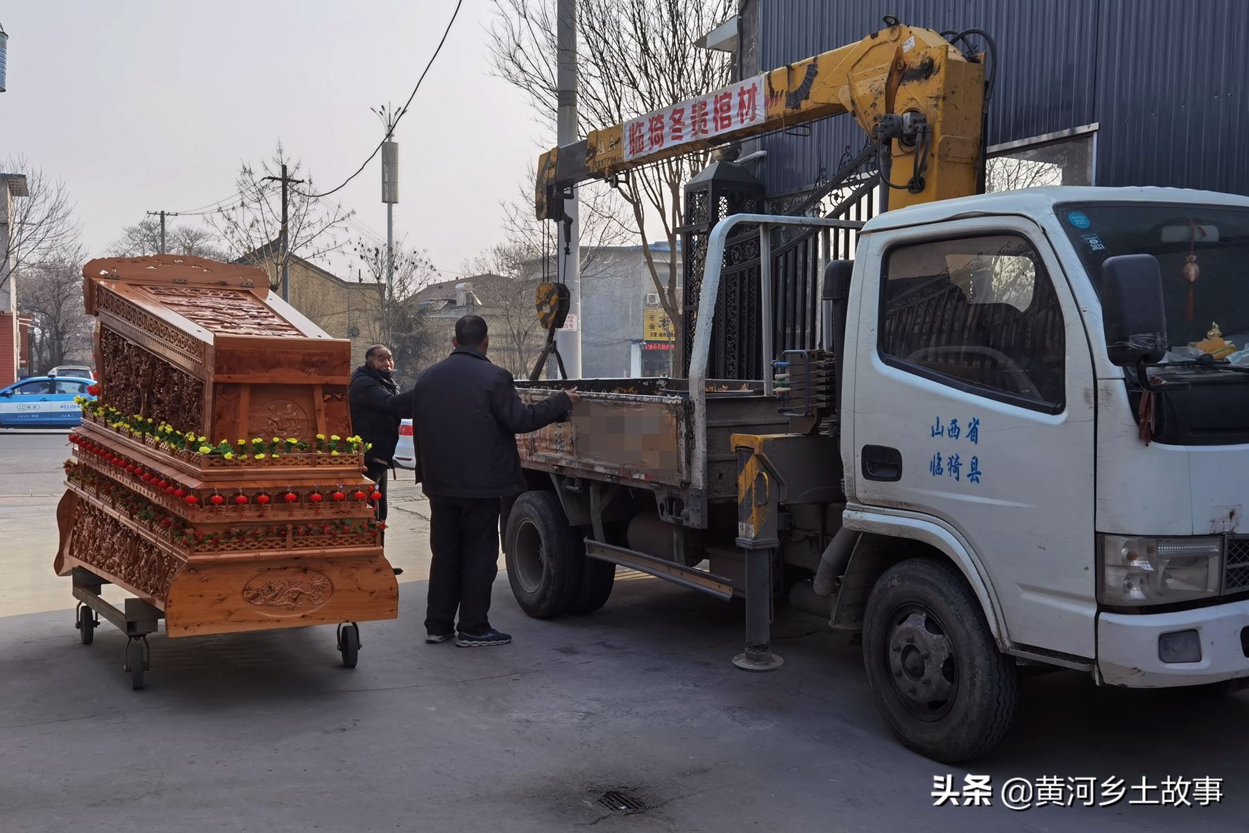 山西大哥做棺材视频,农村小伙做棺材