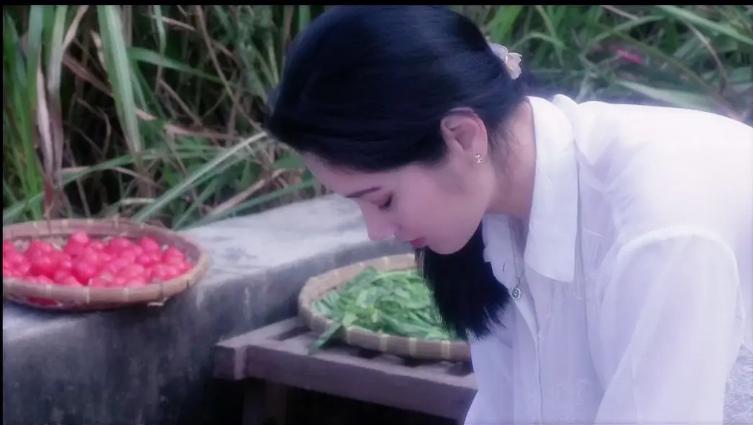 知名*星艳**因节食减肥住进ICU,给追求“骨感美”的女性,提了个醒